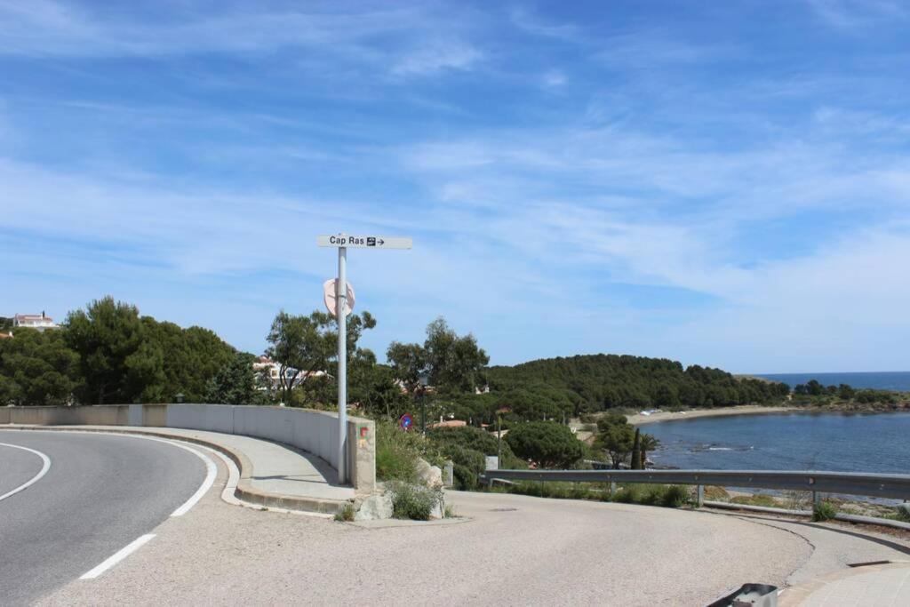 Luxury 4 Bed Apartment On Coastal Footpath At Cap Ras Llança Buitenkant foto
