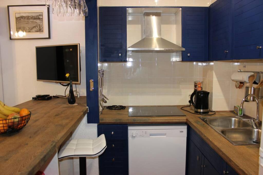 Luxury 4 Bed Apartment On Coastal Footpath At Cap Ras Llança Buitenkant foto