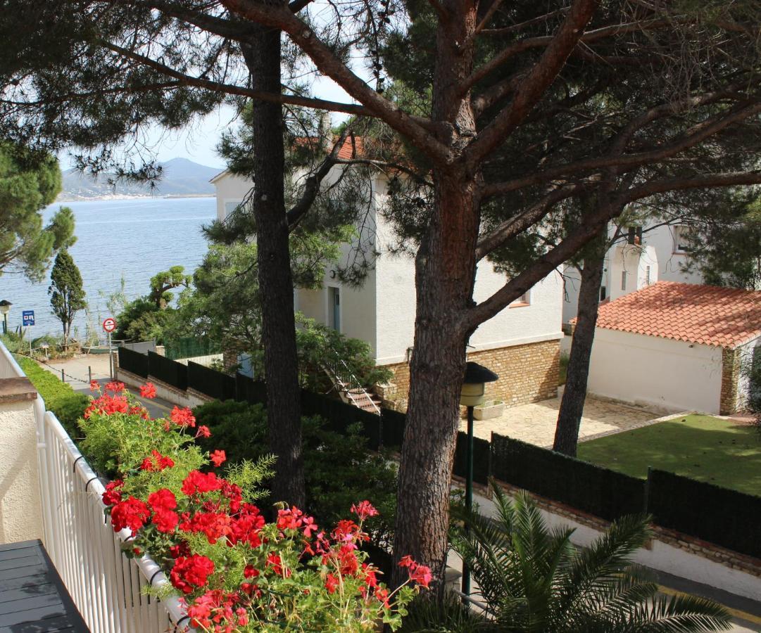 Luxury 4 Bed Apartment On Coastal Footpath At Cap Ras Llança Buitenkant foto